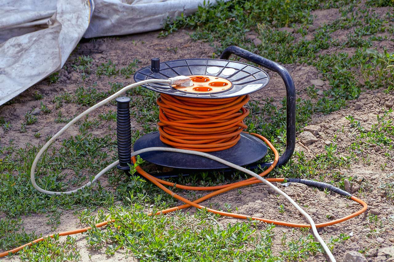 Picking the Right Extension Cord for Outdoor Lights